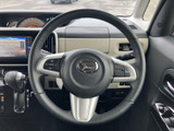 握りやすいステアリングで、快適な運転操作をサポートします。操作性にも優れ、スムーズなハンドリングを実現します。