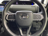握りやすいステアリング形状で、快適なドライビングを実現。オーディオ操作など、便利な機能も搭載されています。