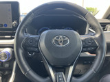 握りやすいステアリングは、操作性も抜群。オーディオや通話のスイッチが配置され、運転中でも快適に操作できます。