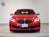 【キドニーグリル】BMWは約90年もの間、ほぼ全ての車両にひと目でBMWだと分かるこの特徴的なフロントグリルが備えられ、デザイン・アイコンとして親しまれてきました。