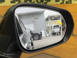 【ブラインドスポットモニター】走行中、ドアミラーの死角になりやすい箇所に後続車が接近するとサイドミラーのレンズに警告を表示!ドライバーに注意喚起をしてくれます。