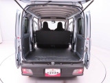 後ろのドアが大きく開くので、荷物が出し入れしやすく積み込みやすいです。大きめの荷物でも大丈夫♪