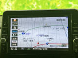 見やすい地図画面で、目的地へのナビゲーションをサポート。スムーズな移動を可能にします。運転に集中できる環境を提供します。