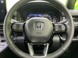 握りやすいステアリングは、運転操作を快適にサポート。オーディオやハンズフリー通話など、便利な機能も操作可能です。