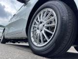 【純正15インチアルミホイール】車両デザインに合う純正アルミを装着。社外アルミや夏冬タイヤ取り揃えあります。ぜひご相談ください。