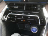 【オートエアコン】車内温度を感知して自動で温度調整をしてくれるのでいつでも快適な車内空間を創り上げます!どの席に座っても快適なドライブが楽しめます♪