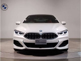 【BMWの伝統-1】BMWの特徴的な&ldquo;キドニーグリル&rdquo;は、80年以上続く伝統の形でございます。変わらないこだわりのデザインが、プレミアムブランド&ldquo;BMW&rdquo;を創り出します。