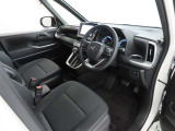 シンプルで使いやすいデザインの運転席です。