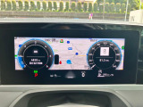 【Digital Cockpit Pro】基本の速度計とタコメーターの表示に加え、中央にドライビングデータやマップなどを少ない視線移動で視認できます。
