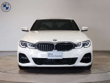 【BMWの伝統-1】BMWの特徴的な&ldquo;キドニーグリル&rdquo;は、80年以上続く伝統の形でございます。変わらないこだわりのデザインが、プレミアムブランド&ldquo;BMW&rdquo;を創り出します。