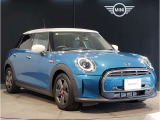 MINIのフロントグリルのデザインはイギリスで生まれた当初から、シルバーのサイドバーが折り重なった伝統的なデザインで御座います。その伝統はBMWのお車になってからでも少しずつ形を変えて守られております