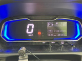 視認性の高いメーター類は、運転に必要な情報を一目で確認できます。夜間でも見やすく、安全運転をサポート。走行状況を把握しやすい設計です。