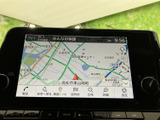鮮明な地図表示で、目的地までスムーズに。渋滞情報もリアルタイムで確認でき、最適なルートを提案してくれます。遠出にも安心です。