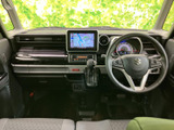 運転席からの視界は広く、操作性も良好です。快適なドライビングをサポートする、機能的な空間です。