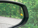 【ブラインドスポットモニター】走行中、ドアミラーの死角になりやすい箇所に後続車が接近するとサイドミラーのレンズに警告を表示!ドライバーに注意喚起をしてくれます。