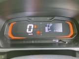 視認性の高いメーターで、運転に必要な情報をしっかり確認できます。落ち着いたデザインが、運転に集中できる空間を演出します。