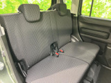 後席からの景色も良好で、同乗者も快適に過ごせます。広々とした空間は、ファミリーユースにも最適です。ゆったりとくつろげます。