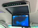【フリップダウンモニター】大画面モニターで後席でもエンタメをお楽しみいただけます。小さなお子様にも大人気の装備です♪