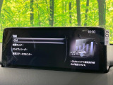 【10.25インチマツダコネクト】車内の雰囲気にマッチした大型ディスプレイ。スマホ接続でのナビ使用やBluetooth再生等、様々な機能が楽しめます。直感的なダイヤル操作が可能で、使い勝手も良好です。