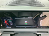 洗練されたデザインのメータークラスターが、運転をより楽しく演出します。視認性にも優れ、走行情報をわかりやすく表示します。スタイリッシュな空間を創出します。