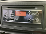 CDやラジオに加え、AUX端子も搭載。幅広い世代の方が使い慣れたインターフェースで、快適なドライブをサポートします。聞き慣れた音楽を楽しめますね。