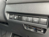 【オートライト】周りの明るさに応じて自動でヘッドライトの点灯・消灯ができる機能です!ライトの付け忘れ・消し忘れなどが無くなり、雨の日や夕方の走行も安心!トンネル通過時も便利ですね。