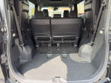 3列目シートは跳ね上げ式で折りたたみ可能です。キャンプ用品など大きな荷物もばっちり収納可能です!