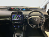 運転席は見やすく整理され、ナビも美しく装着され操作性にも優れています!