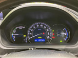 視認性の高いメーター類で、運転に必要な情報を的確に把握。落ち着いたデザインが、上質な空間を演出します。