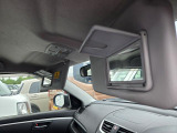 サンバイザーです。運転席と助手席にバニティミラーを装備。