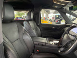 運転席の画像です。足元やシートまわりに余裕があり、リラックスした姿勢で運転が可能です。視界も良好で操作系へのアクセスもしやすく、快適で安心感のあるドライブをサポートします。