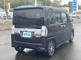 リアビューも洗練されたデザイン。安定感のあるフォルムは、運転する安心感にも繋がります。印象的なテールライトが特徴です。