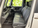 運転席からの視界は良好で、運転操作もスムーズに行えます。快適なドライビングをサポートする機能が満載です。