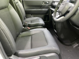 運転席からの視界は広く、操作性も良好です。シートの形状も工夫されており、長距離運転でも疲れにくいでしょう。