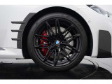 M2専用の19/20インチMライトダブルスポークスタイリング930Mブラックアロイホイールを装着。前後で異なるインチサイズを採用することで、スポーティなスタイリングと迫力ある足元を演出します。