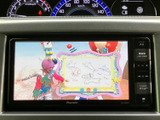 停車中にテレビや映像を楽しめる機能が搭載。家族でのドライブや待ち時間も快適に過ごせる便利な装備です。