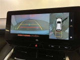 【パノラミックビューモニター】映像で、見づらい車両周辺の確認をアシスト。クルマを真上から見ているような映像を表示。 運転席から確認しにくい車両周囲の状況を把握。