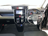 運転席周りのレイアウトをご覧ください。ナビゲーションが綺麗に装着されすっきり収まってますね!