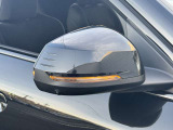 追い越し車線上を急接近してくる車両を認識してミラー内側に組み込まれたインジケータを点滅させドライバーに警告します。注意喚起に気づかず、ドライバーがそのまま車線を越えた場合には車線維持をサポートします。