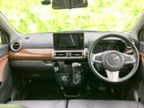 運転席からの視界は良好で、周囲の状況を把握しやすい設計です。操作系の配置も考え抜かれており、安全運転をサポートします。