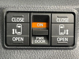 【両側パワースライドドア】スマートキーや運転席のスイッチで後席両側スライドドアの開閉が可能♪電動だから力を入れてドアを開ける必要が無く、小さなお子様でも簡単に開け閉めでき快適です♪