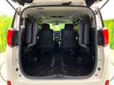 普段のお買い物や通勤、送迎等に十分な荷室スペースを確保しております。セカンドシートを倒すと、大きな荷物の積載も可能です♪