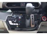電動車ならではのシンプルで操作感のあるシフトレバー。一定の室温を保ってくれるオートエアコン搭載。
