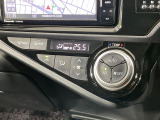 【オートエアコン】一度お好みの温度に設定すれば、車内の温度を検知し風量や温度を自動で調整。暑い&hellip;寒い&hellip;と何度もスイッチ操作をする必要はありません。快適な車内空間には必須の機能ですね♪