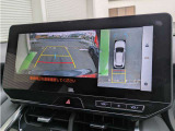【パノラミックビューモニター】クルマを真上から見ているような映像を表示。 運転席から確認しにくい車両周囲の状況を把握できます。