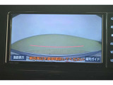 バックガイドモニター(バックモニター)付き。車両後方の映像をナビ画面に表示し、駐車などの後退操作をサポートします。