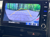 【バックカメラ】駐車時に後方がリアルタイム映像で確認できます。大型商業施設や立体駐車場での駐車時や、夜間のバック時に大活躍!運転スキルに関わらず、今や必須となった装備のひとつです!