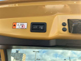 後ろが狭くてもサッと積める。途中で止められる安心のバックドア。後ろの駐車スペースが狭い時に重宝しますよ♪
