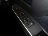 パワーウィンドウスイッチで運転席から全席の窓の開閉ができます。