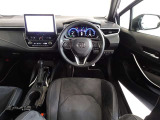 革巻きステアリングで快適な操作性の運転席です。